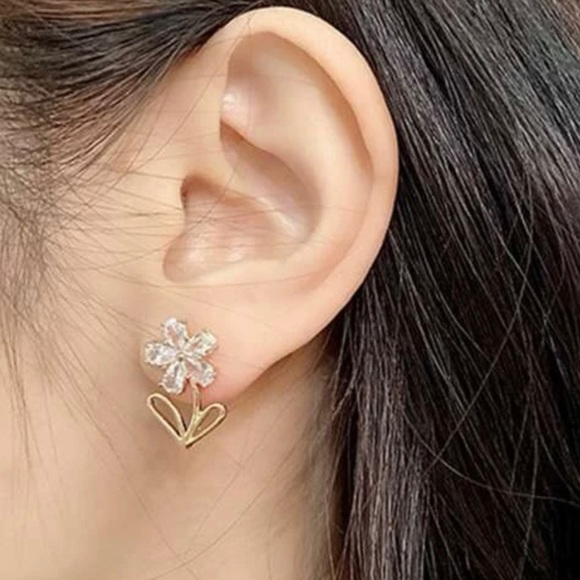 Flower Clear Rhinestone Stud Earrings - Picture 3 of 3